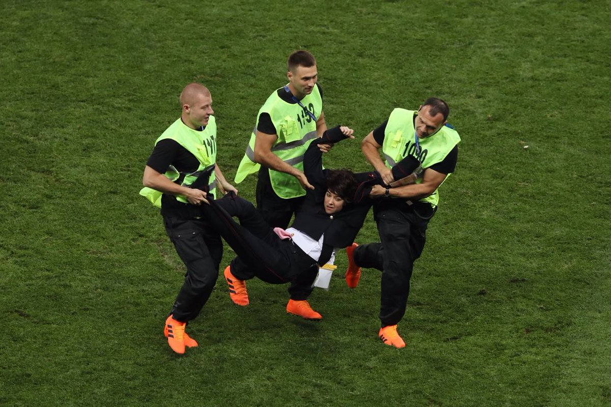 Banda punk Pussy Riot se adjudicó invasión de cancha en la final del