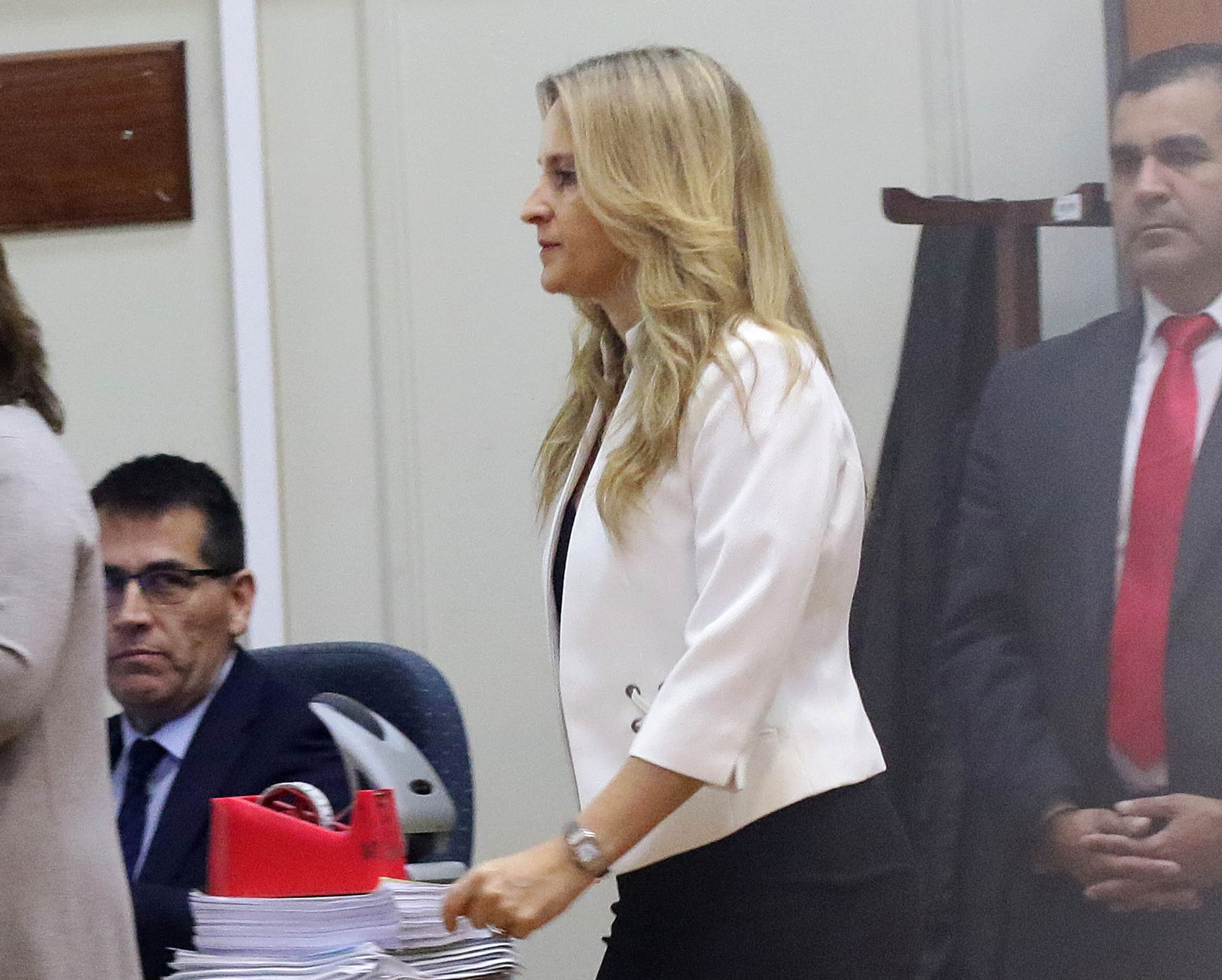 Ministra Romy Rutherford allanó la oficina central del Ejército por