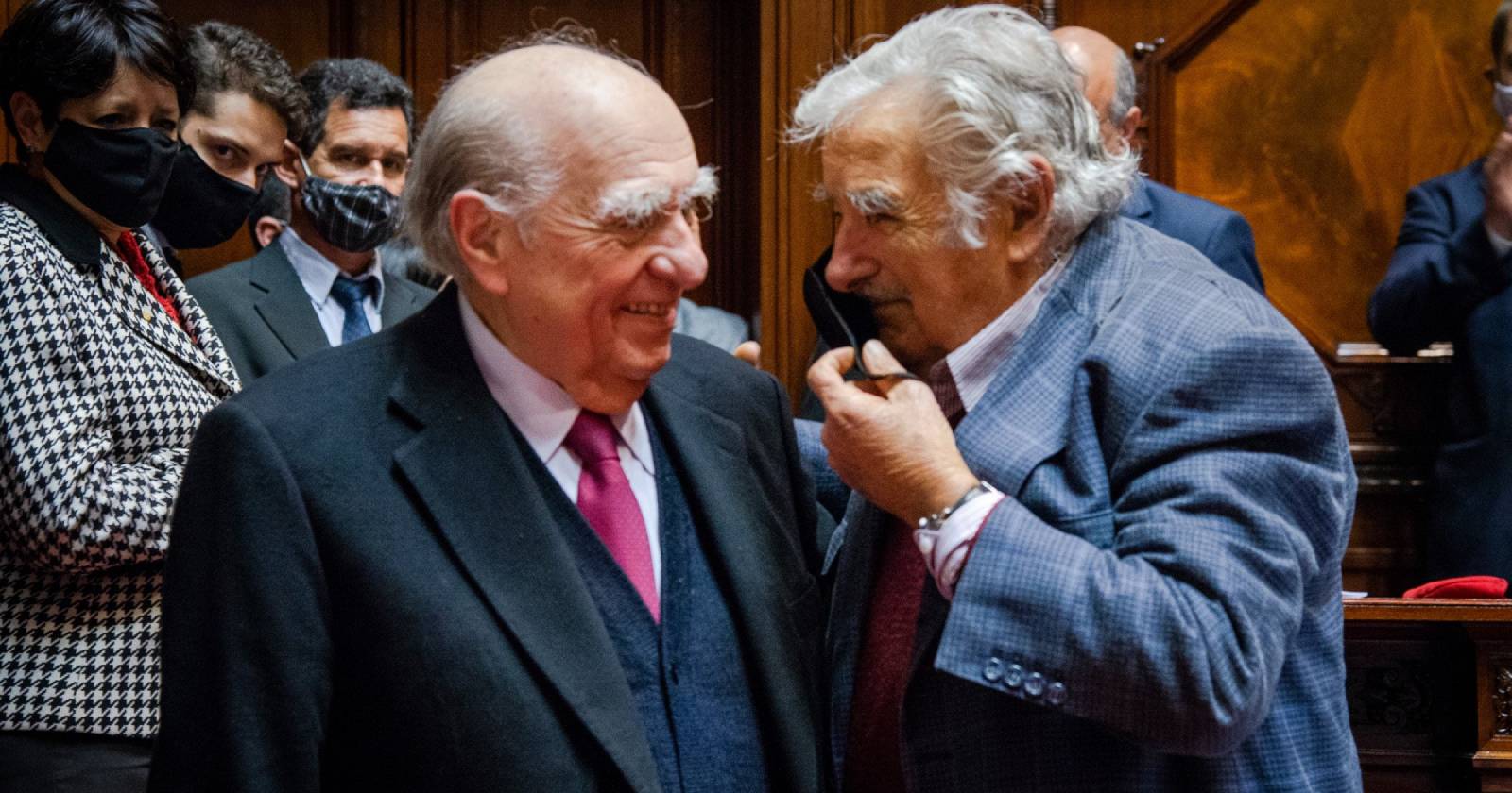 El Abrazo Entre Jos Mujica Y Julio Sanguinetti Marca El Fin De Una Era