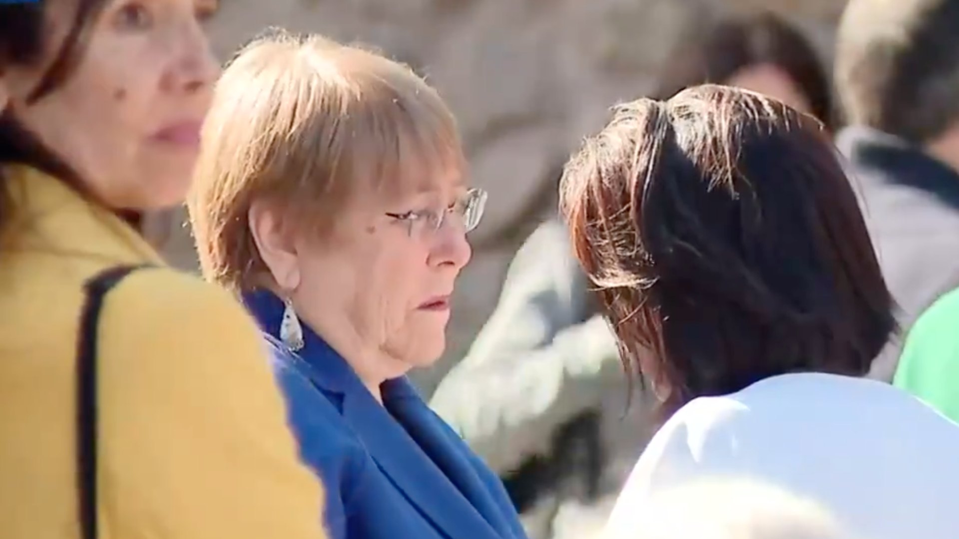 Video El Fraterno Abrazo De Michelle Bachelet Y Paulina Urrutia En