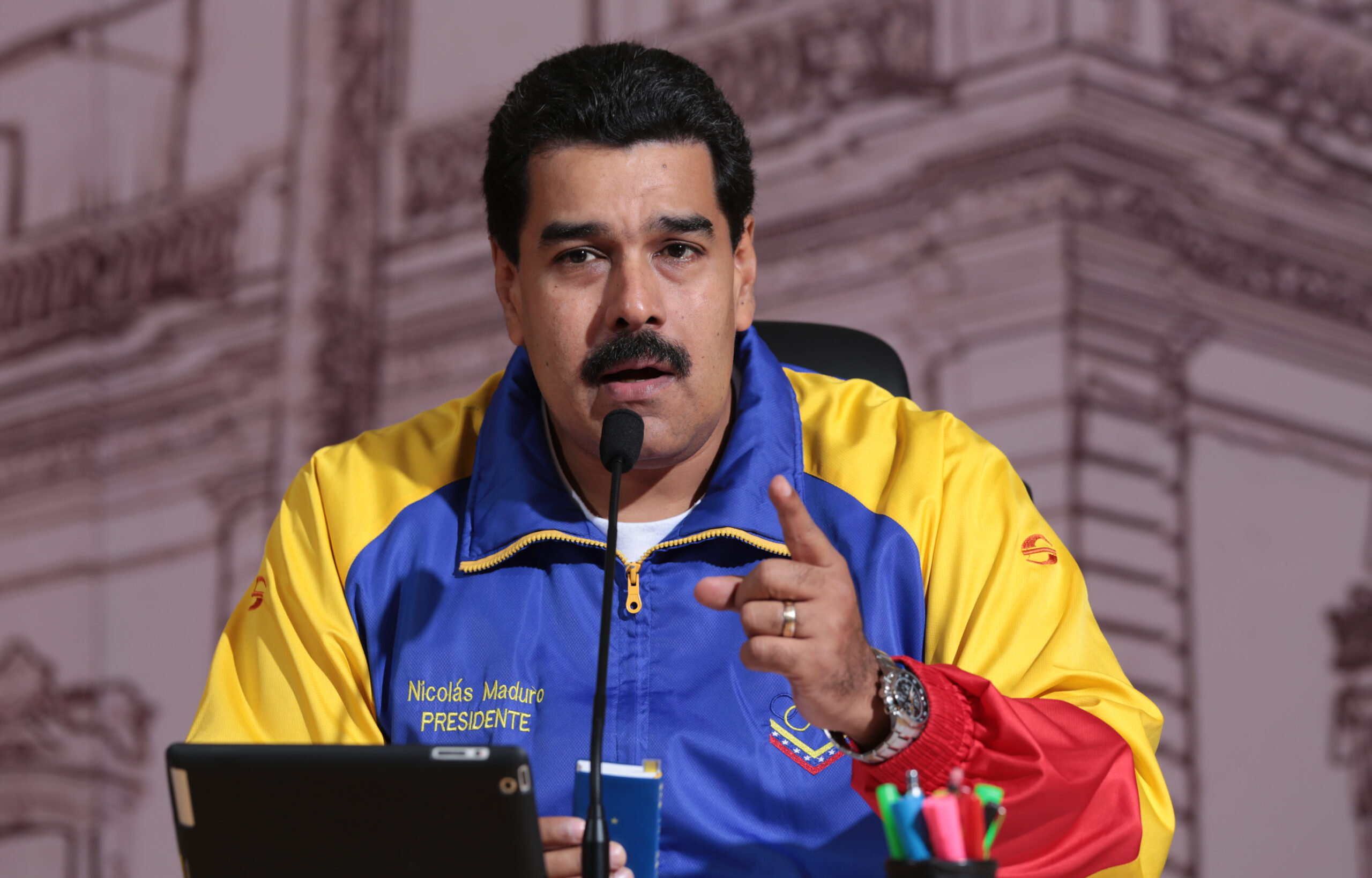 Nicolás Maduro confirma la muerte de dos personas tras ataque a base