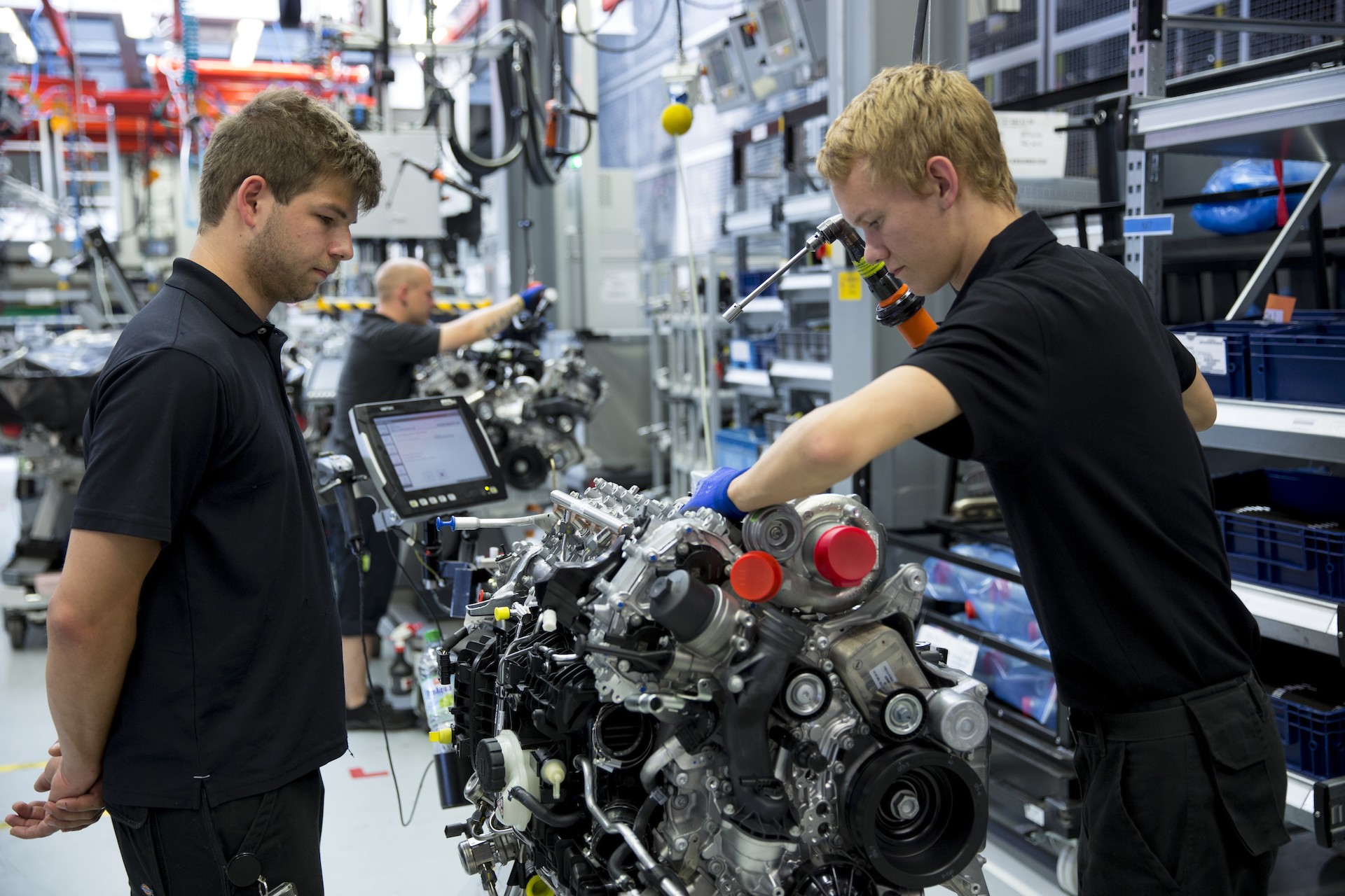 German engineering. Рабочие в Германии. Инженеры в Германии. IATF 2016 фото. Engine Trainee.