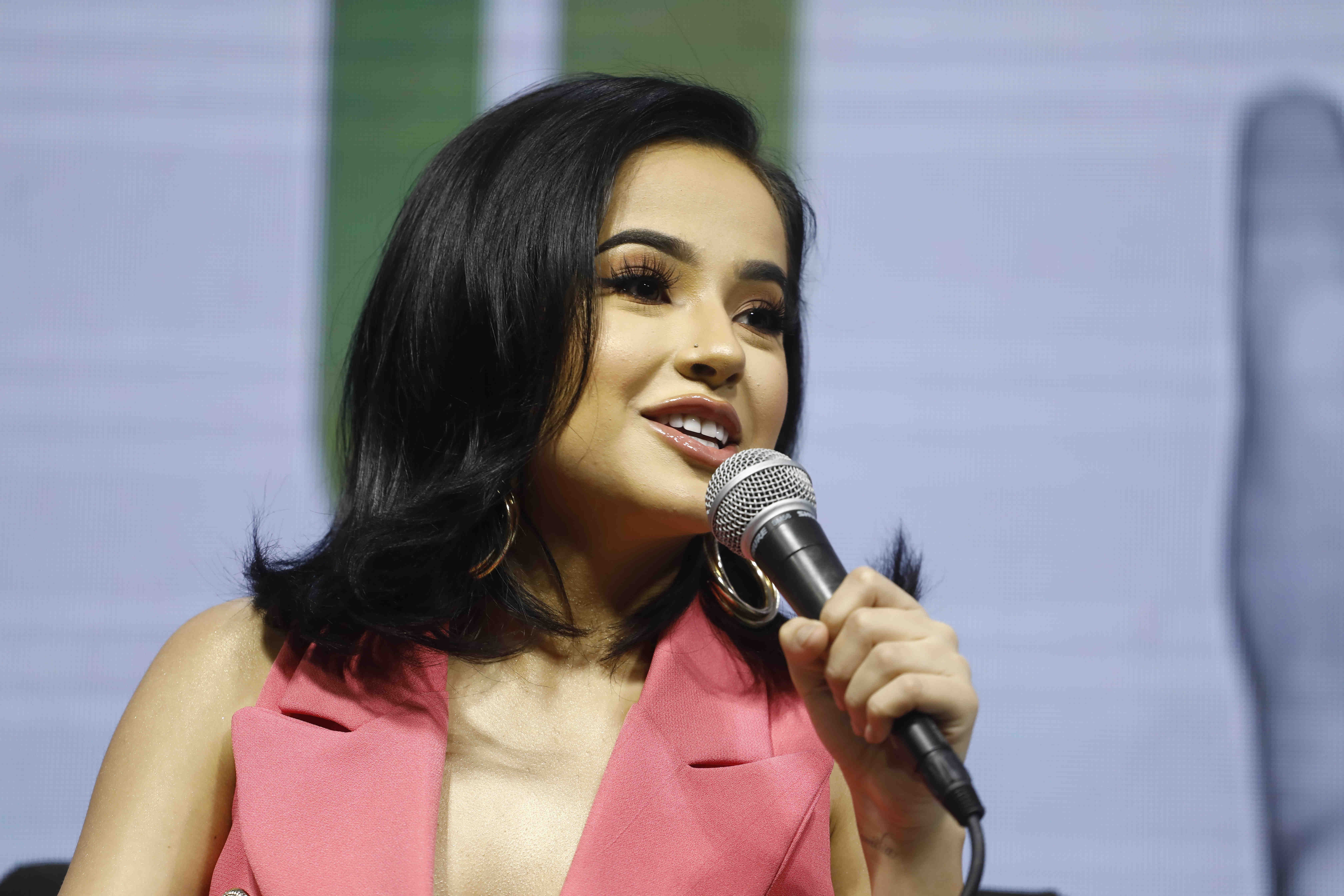 Becky G explica que su música busca 