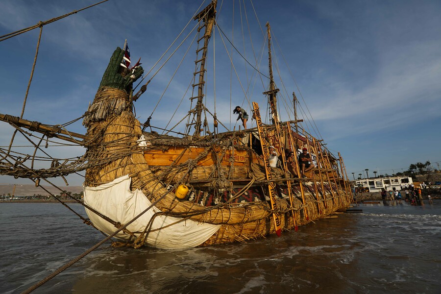 Barco Hecho De Juncos Est A Detalles De Zarpar Desde Arica Hacia