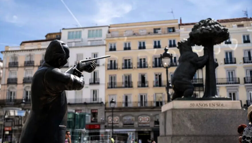 Chileno instala en Madrid polémica estatua de Juan Carlos I